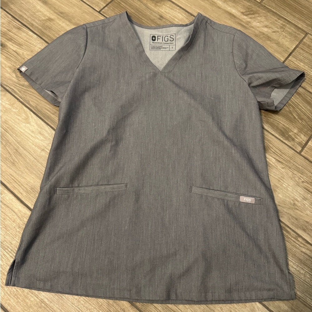 Figs Casma Gray V-Neck Scrub Top  size small